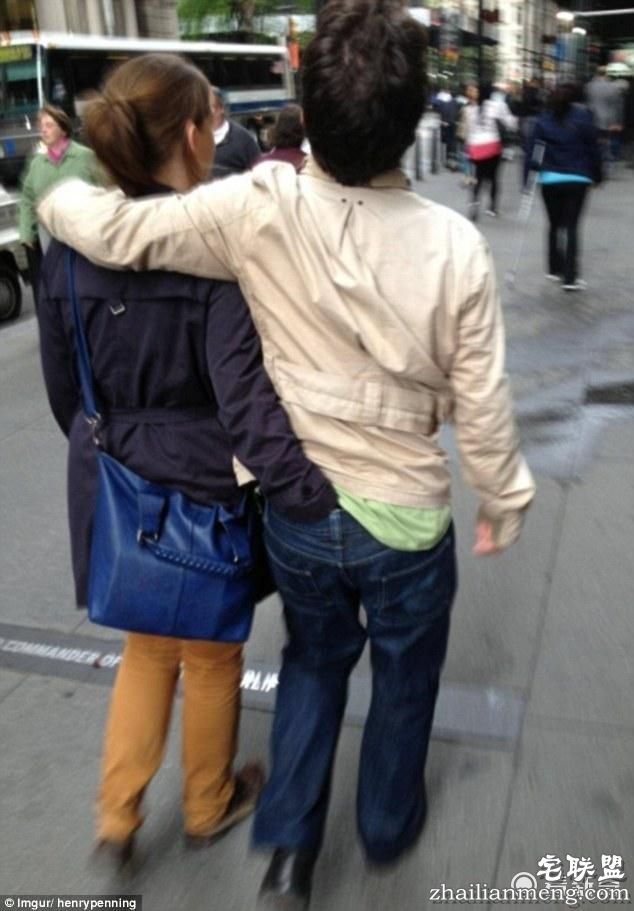 国外这组公共场合亲热照 尺度有点大啊（图）