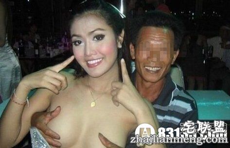 太给力!云南摸奶节女子半遮奶随便摸 太给力!云南摸奶节女子半遮奶随便摸