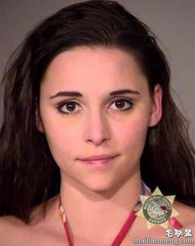 美女“色狼”在客机上非礼女乘客,上下其手