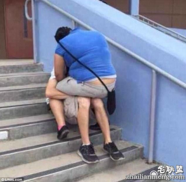 国外这组公共场合亲热照 尺度有点大啊（图）