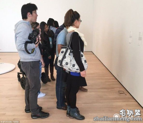 他随手把眼镜放地板上 竟被人当艺术品围观拍照！