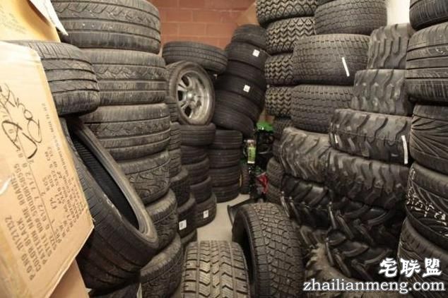 警察抓住传奇大盗后搜查其住所,推开门进去现场所有人被惊呆了!