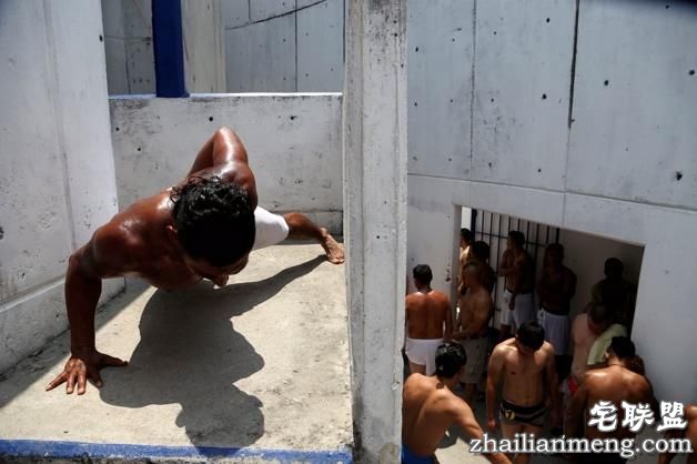 在监狱里争当老大,囚犯们都拼了!