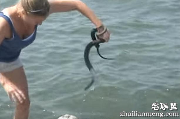 开始不知道她趴在湖边干嘛,但是接下来她的行为令人难以置信!