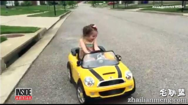 美国2岁萌娃开玩具车上路,警察开罚单她问“这是什么?”