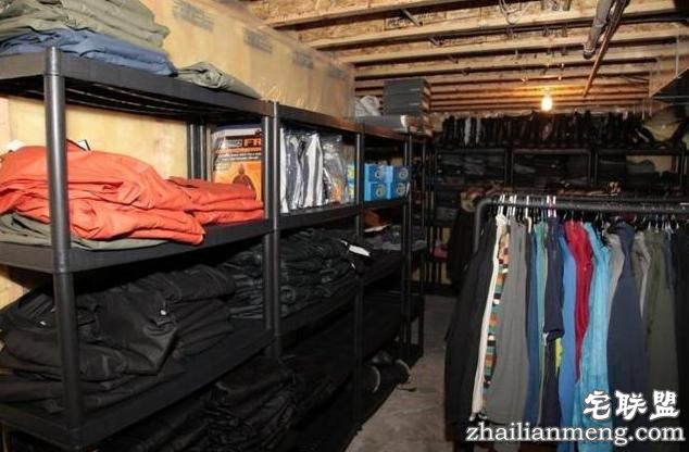 警察抓住传奇大盗后搜查其住所,推开门进去现场所有人被惊呆了!