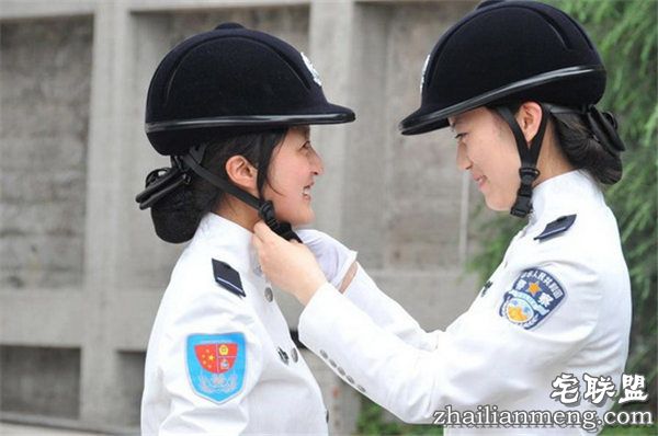 重庆警服女交巡警特色着装(组图) 重庆警服女交巡警特色着装(组图)
