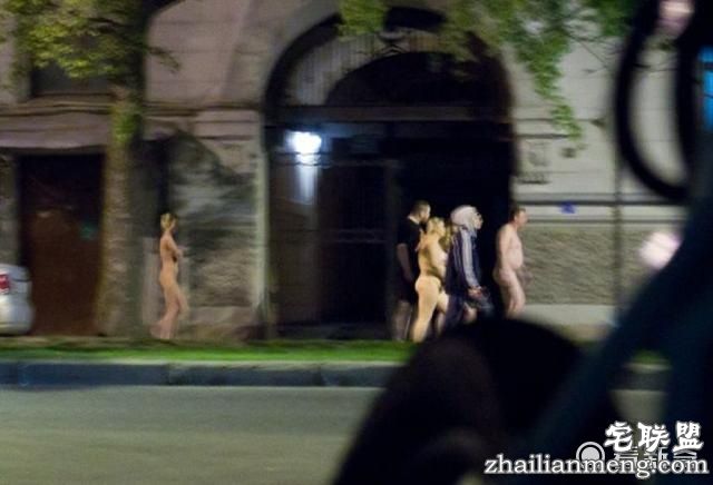 俄男子冒充警察扫黄 逼迫嫖客妓女裸体游街