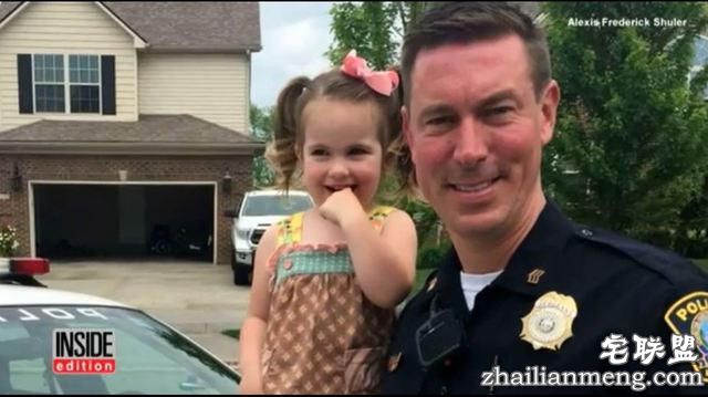 美国2岁萌娃开玩具车上路,警察开罚单她问“这是什么?”