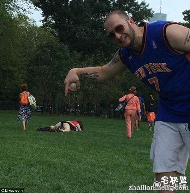 国外这组公共场合亲热照 尺度有点大啊（图）