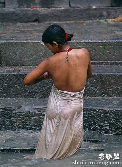 尼泊尔女人露天洗澡引围观 画面香艳令人血脉喷张! 尼泊尔女人露天洗澡引围观 画面香艳令人血脉喷张!