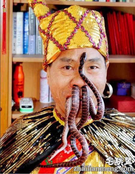 生吞活蛇:蛇放入鼻中并从口中钻出 太变态了! 生吞活蛇:蛇放入鼻中并从口中钻出 太变态了!