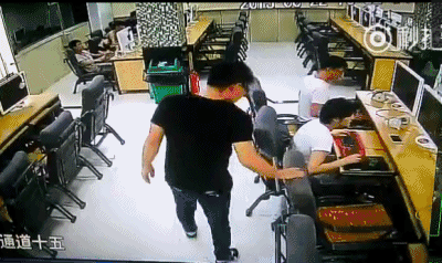 糗GIF榜:当你遇到前男友时,要不要这么夸张 ~