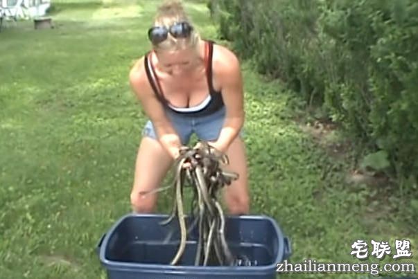 开始不知道她趴在湖边干嘛,但是接下来她的行为令人难以置信!