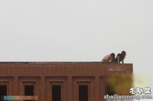 俄学生上课抬头望窗外 惊见男女在屋顶啪啪啪