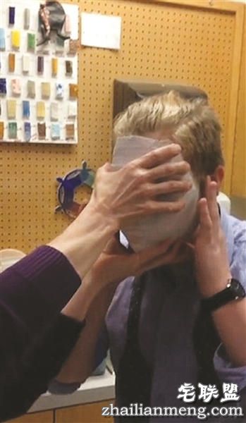 他戴上石膏面具竟摘不下来,当场吓哭了!内心想必是崩溃的