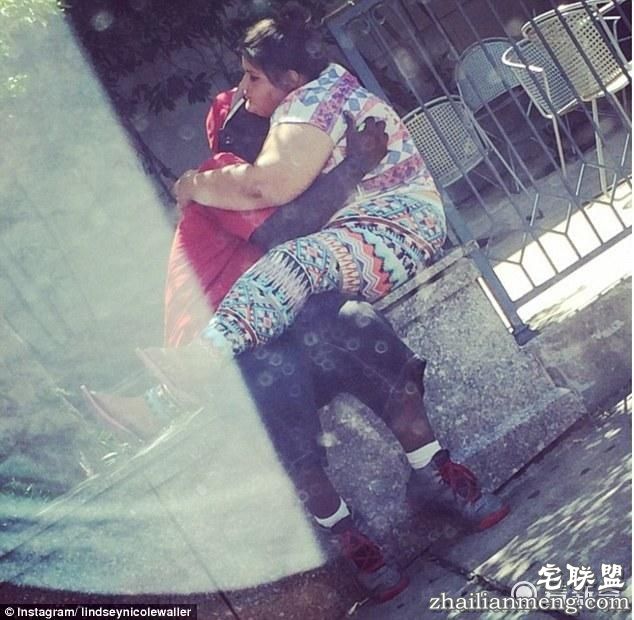 国外这组公共场合亲热照 尺度有点大啊（图）