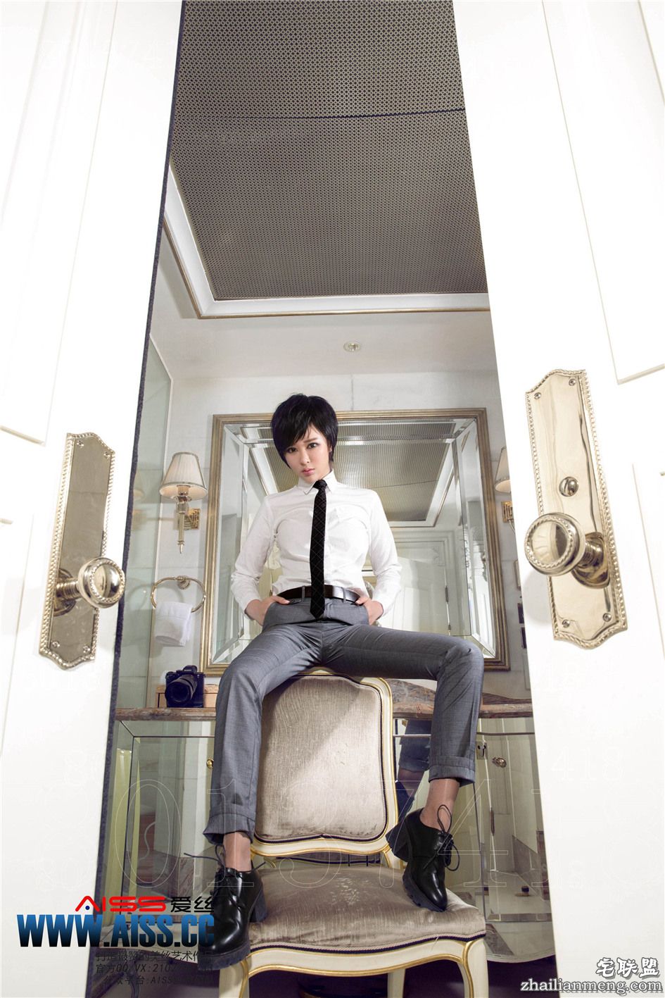 [爱丝] 短发气质美女上演极品丝袜美女艺术图 第098期第2张