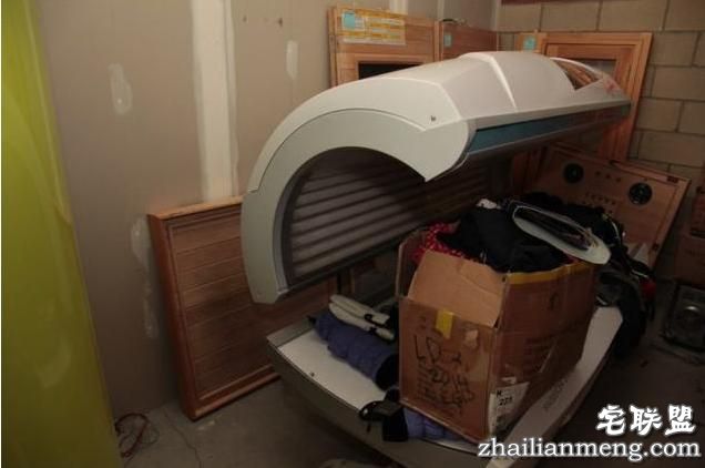 警察抓住传奇大盗后搜查其住所,推开门进去现场所有人被惊呆了!