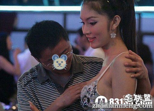 太给力!云南摸奶节女子半遮奶随便摸 太给力!云南摸奶节女子半遮奶随便摸