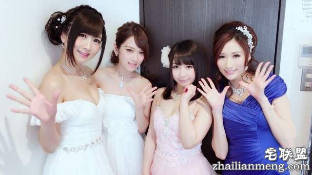 《宅宅AVDay》倒数第四张跟JULIA大槻响合影的短发的女生是谁啊? - 图片1 《宅宅AVDay》倒数第四张跟JULIA大槻响合影的短发的女生是谁啊?