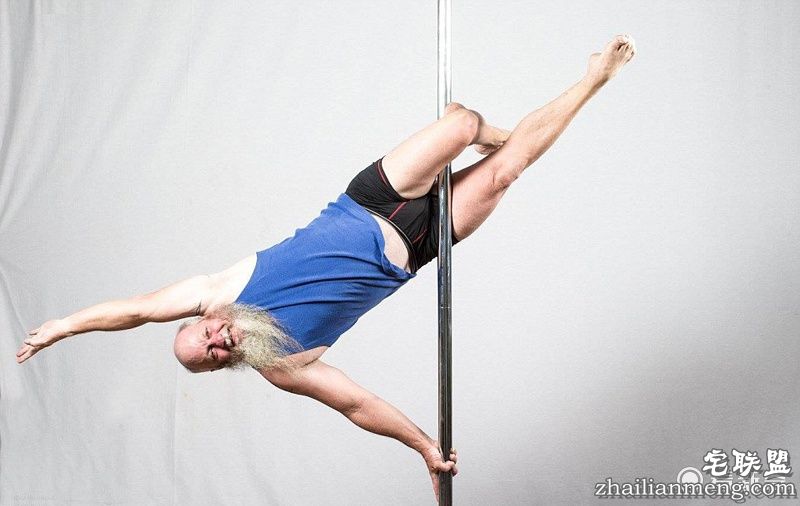 澳55岁中年大叔沉迷钢管舞