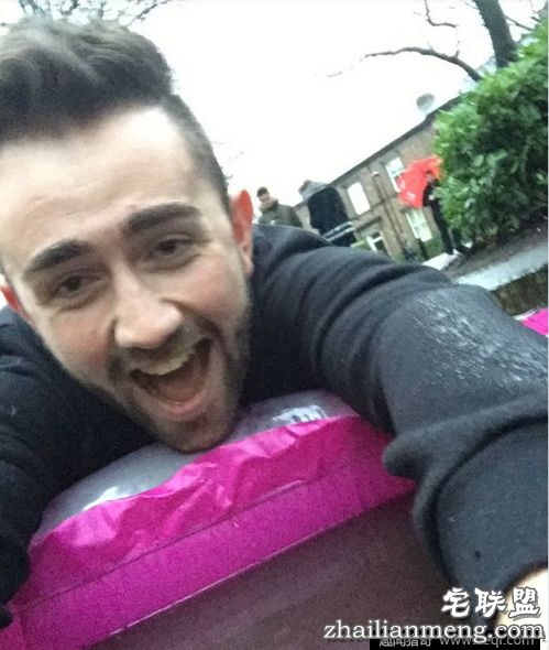 真会玩!50万人围观一水坑 坑里一瓶水卖60万惊掉下巴 真会玩!50万人围观一水坑 坑里一瓶水卖60万惊掉下巴