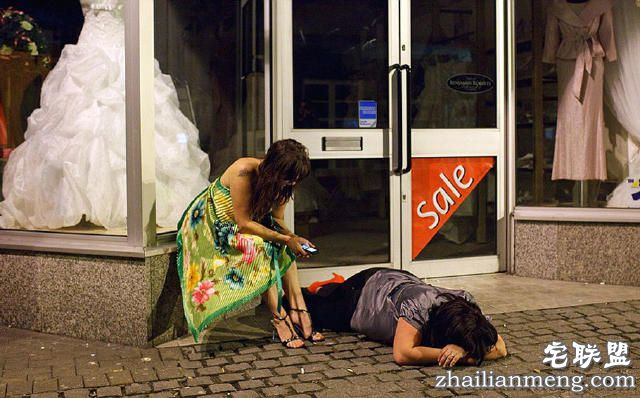 实拍:夜后英国街头的醉酒百态