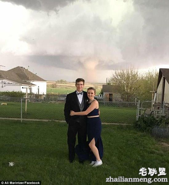 美高中生情侣龙卷风前淡定拍合影