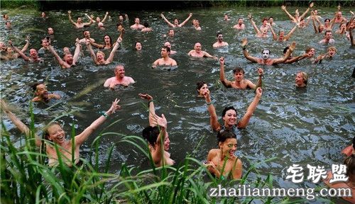 劲爆！英国欲创全球最大裸泳派对 这样的派对你想去吗？