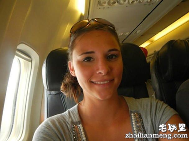 美女“色狼”在客机上非礼女乘客,上下其手