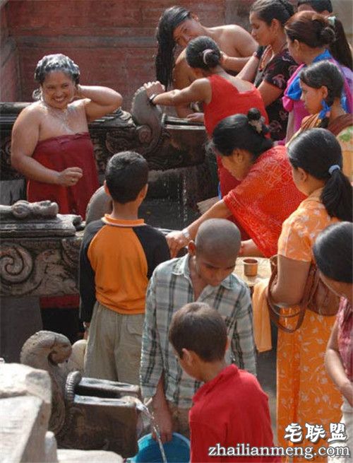 尼泊尔女人露天洗澡引围观 画面香艳令人血脉喷张! 尼泊尔女人露天洗澡引围观 画面香艳令人血脉喷张!