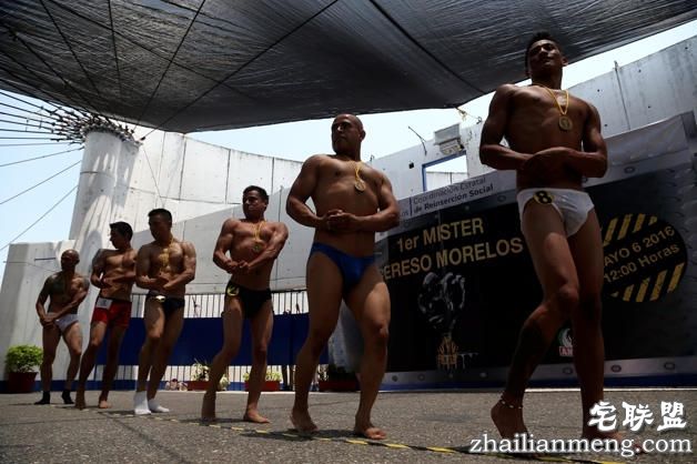 在监狱里争当老大,囚犯们都拼了!