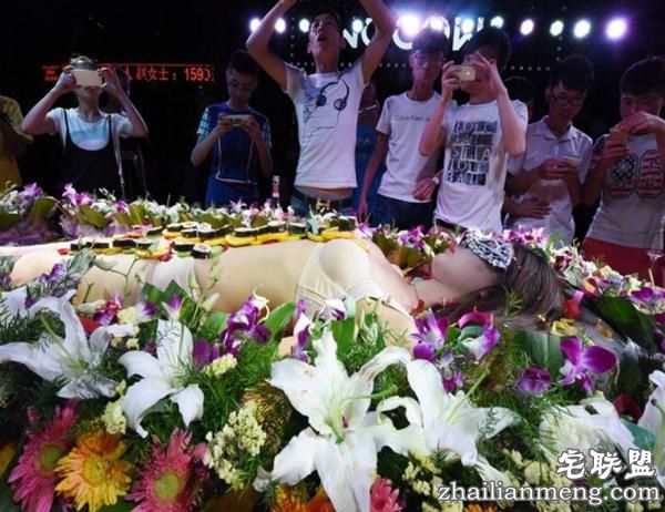 山西酒吧上演人体寿司盛宴 现场淫乱不堪! 山西酒吧上演人体寿司盛宴 现场淫乱不堪!