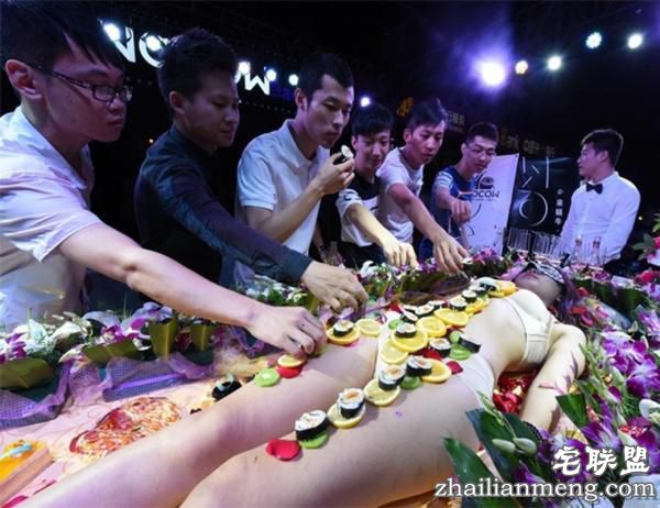 山西酒吧上演人体寿司盛宴 现场淫乱不堪! 山西酒吧上演人体寿司盛宴 现场淫乱不堪!