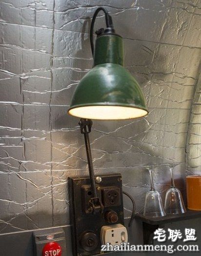 英国大叔30万买直升机改成出租屋 你想住吗?