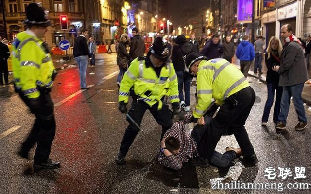 实拍:夜后英国街头的醉酒百态