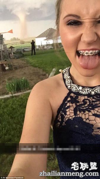 美高中生情侣龙卷风前淡定拍合影