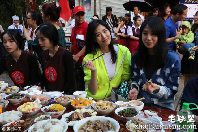 现实版“连连看”！云南墨江1000余对双胞胎共享长街宴