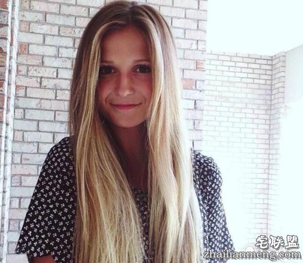 大写的“囧”:妈妈跑错女儿宿舍躺别人床上玩自拍