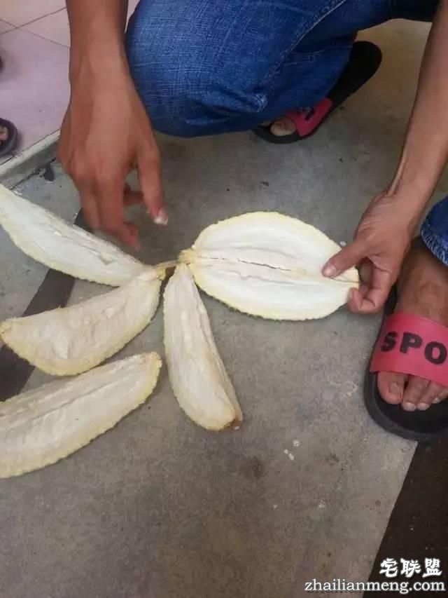 一哥们特别开心说,他花费7元就在网上买到了一个榴莲|呵呵