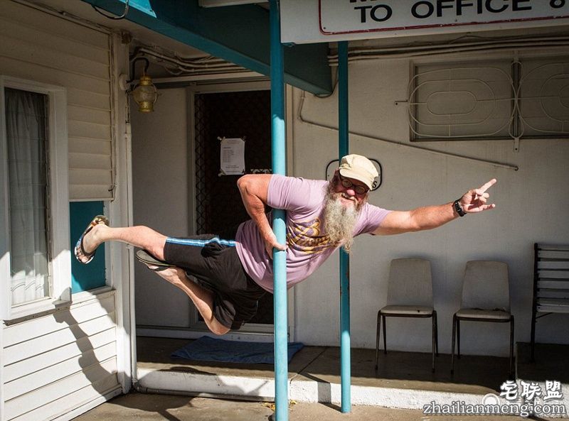 澳55岁中年大叔沉迷钢管舞