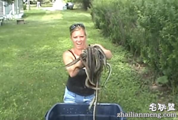 开始不知道她趴在湖边干嘛,但是接下来她的行为令人难以置信!