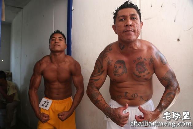 在监狱里争当老大,囚犯们都拼了!