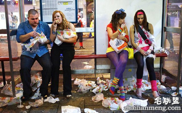 实拍:夜后英国街头的醉酒百态