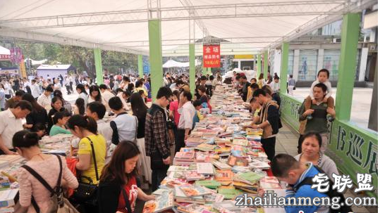 重庆街头书论斤卖不便宜却火了 剖析消费者购物心理 重庆街头书论斤卖不便宜却火了 剖析消费者购物心理