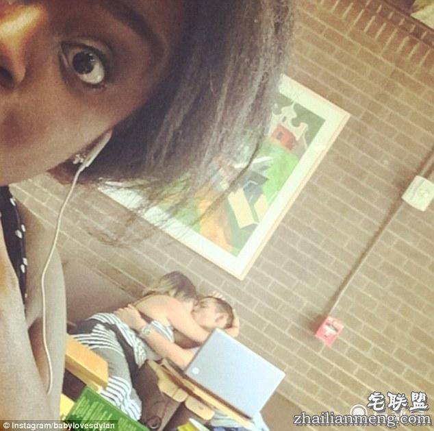 国外这组公共场合亲热照 尺度有点大啊（图）