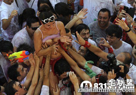 太给力!云南摸奶节女子半遮奶随便摸 太给力!云南摸奶节女子半遮奶随便摸