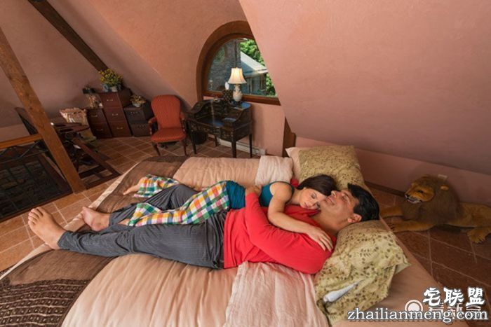 美女高材生开陪睡店只睡不啪每小时60美元