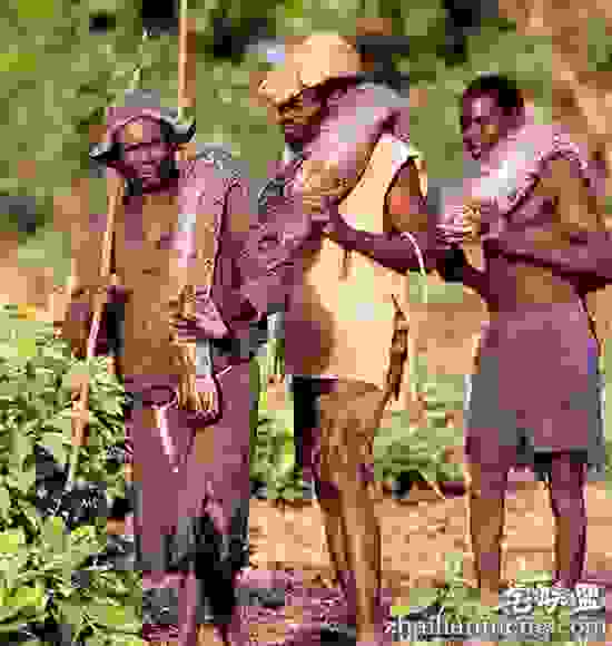 男子在野外看到一奇怪洞穴,没想到进去下一秒被吓傻了